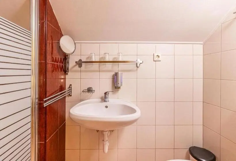 Standard Kolmen Hengen Huone, Kisduna étterem Panzió