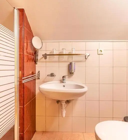 Standard Kolmen Hengen Huone, Kisduna étterem Panzió