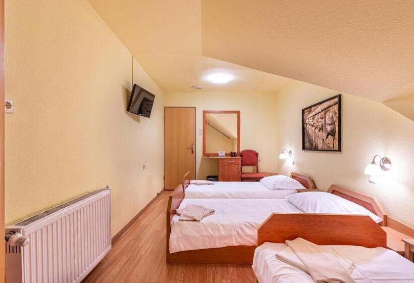 חדר סטנדרט לשלושה, Kisduna étterem Panzió