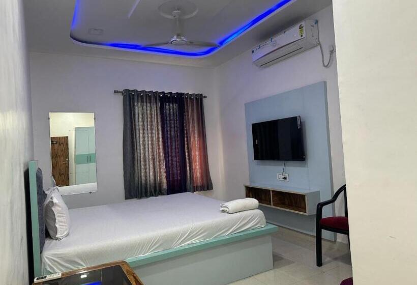 اتاق کلاسیک سه تخته, Oyo Happy Hours Inn