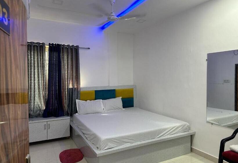 اتاق کلاسیک سه تخته, Oyo Happy Hours Inn
