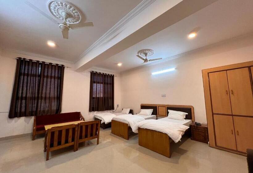 חדר דחוקס עם מיטת קינג, The Patel Stadium Hotel 1 Km From Bus Stand And 2 Km From Railway Station