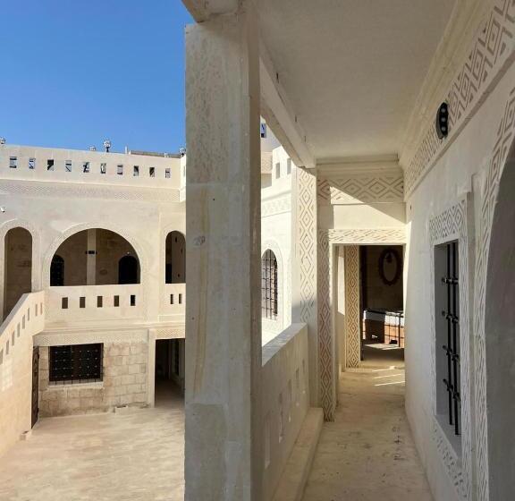 غرفة قياسية ثلاثية, Kasrı Roj Otel