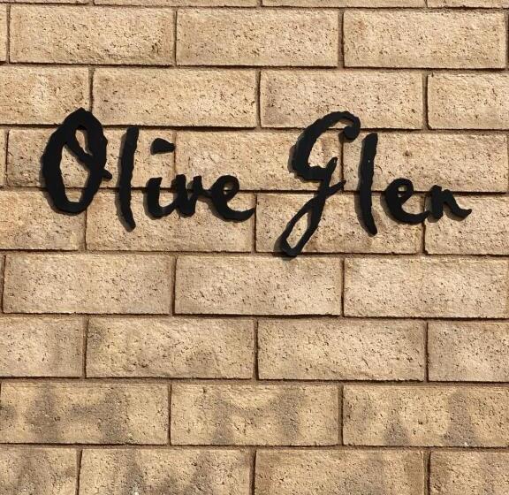 주니어 스위트, Olive Glen