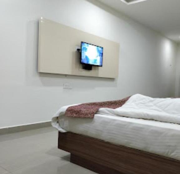 Номер Deluxe, Rest Inn Hotel , Khammam