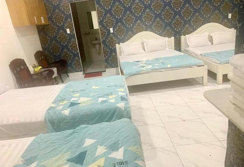 Family Room, Mai Thao