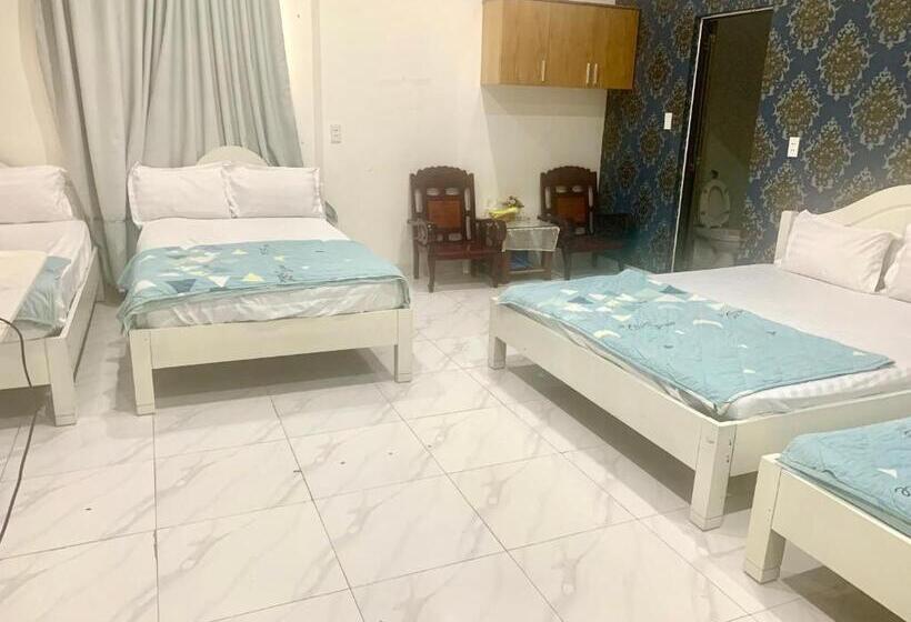 Family Room, Mai Thao