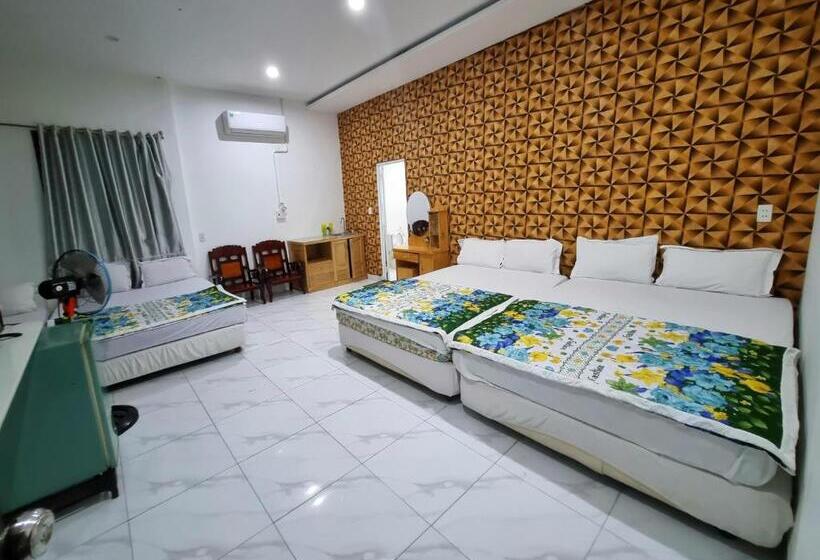 Family Room, Mai Thao