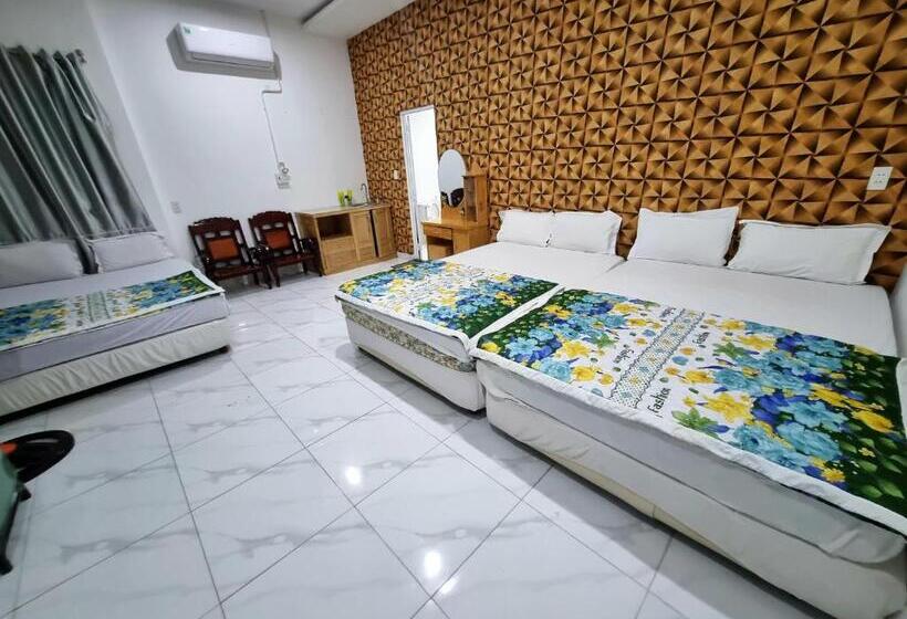 Family Room, Mai Thao