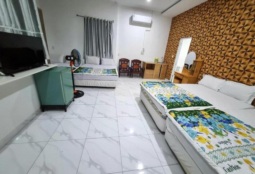 Family Room, Mai Thao