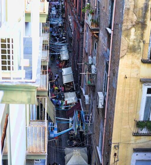 اتاق لوکس سه تخته, Sciuscià Beb Spaccanapoli