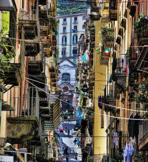 اتاق لوکس سه تخته, Sciuscià Beb Spaccanapoli