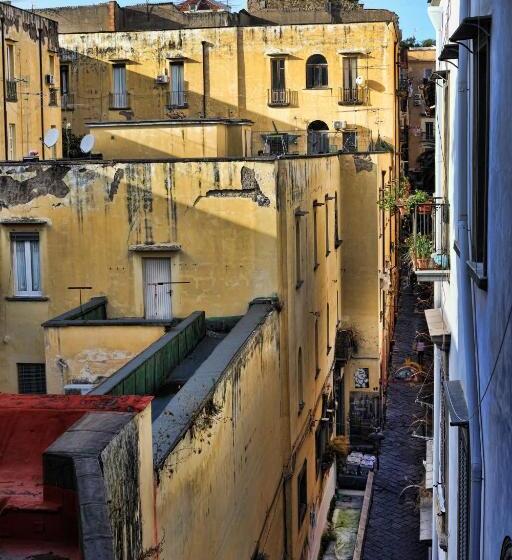 اتاق خانوادگی, Sciuscià Beb Spaccanapoli