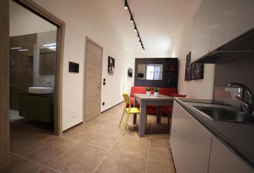 اتاق خانوادگی, Sciuscià Beb Spaccanapoli