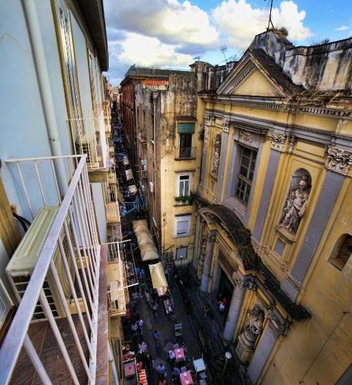 اتاق لوکس سه تخته, Sciuscià Beb Spaccanapoli