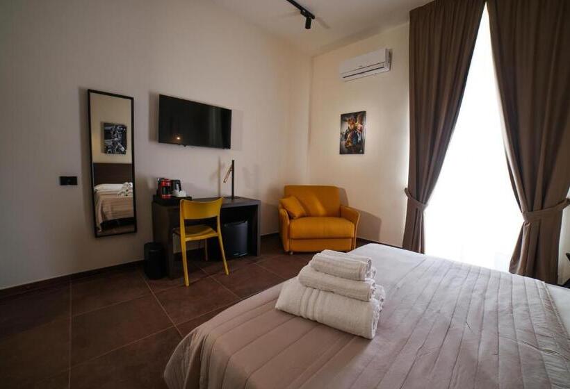 اتاق لوکس سه تخته, Sciuscià Beb Spaccanapoli