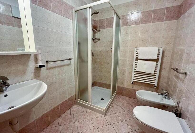 غرفة قياسية ثلاثية, Ski Lodge Pampeago