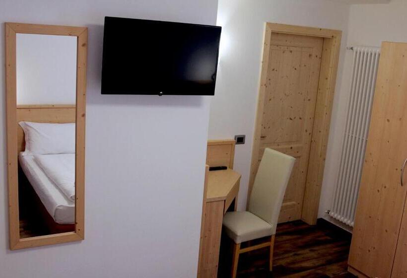 标准三人间, Ski Lodge Pampeago