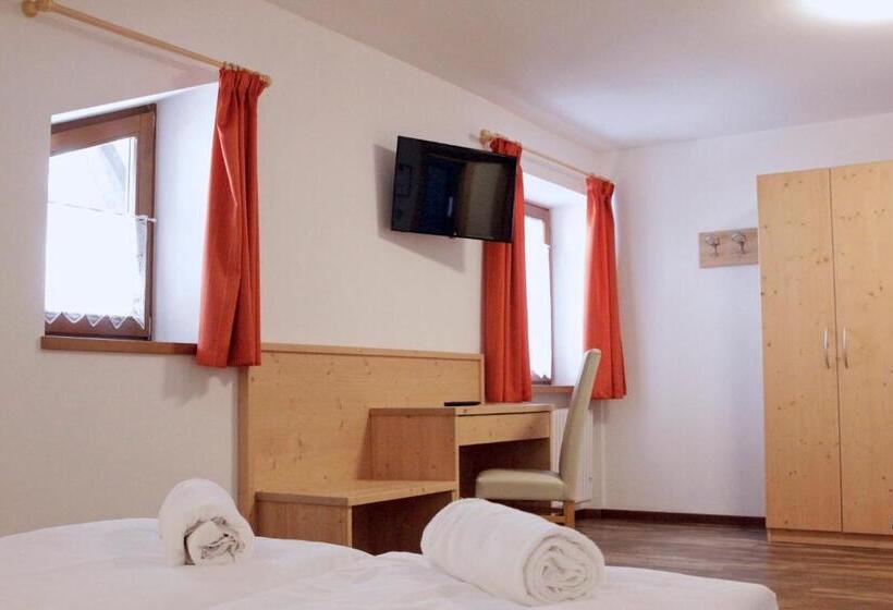 غرفة قياسية رباعية, Ski Lodge Pampeago