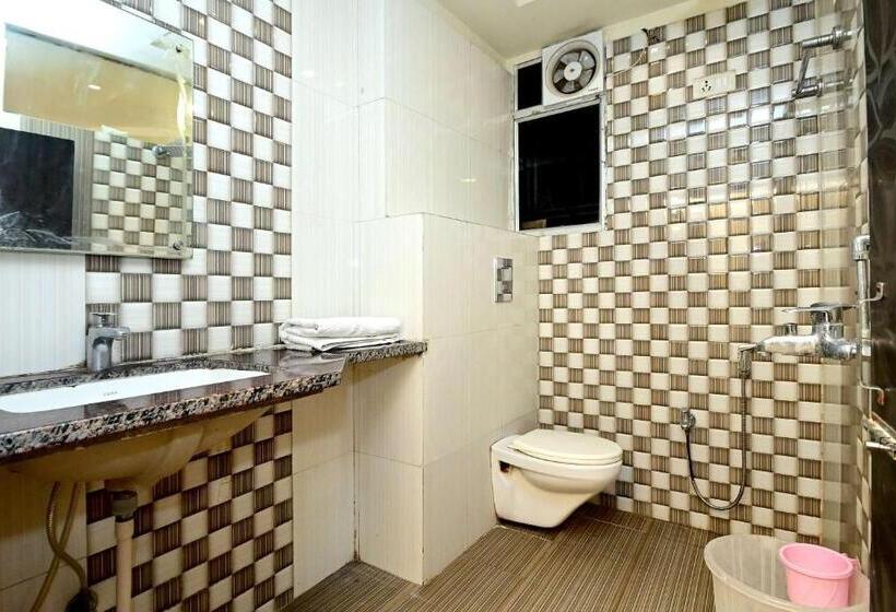 이그제큐티브 트리플, Star Palace Near Railway Station