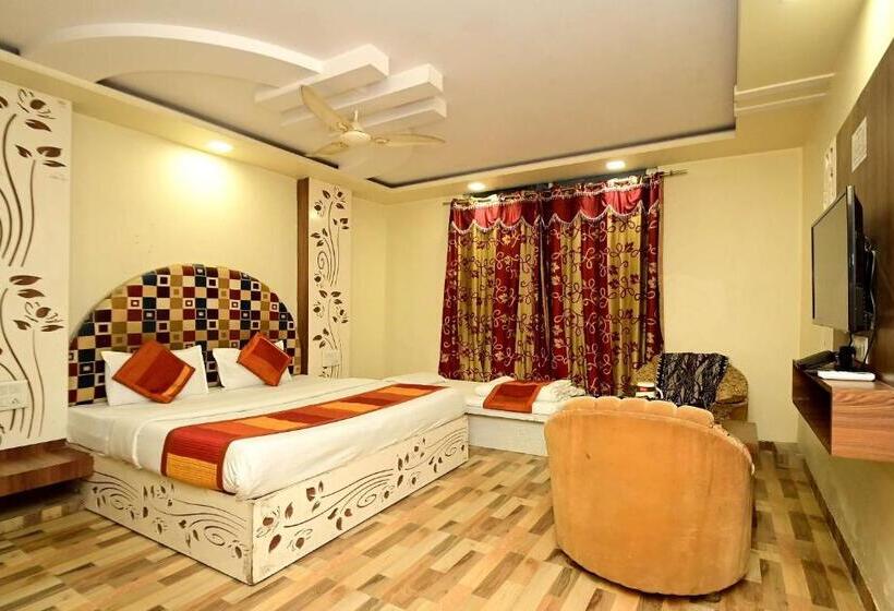 이그제큐티브 트리플, Star Palace Near Railway Station