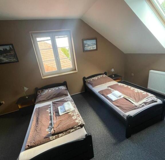 חדר משפחתי, Penzion A Restaurace U Nováků