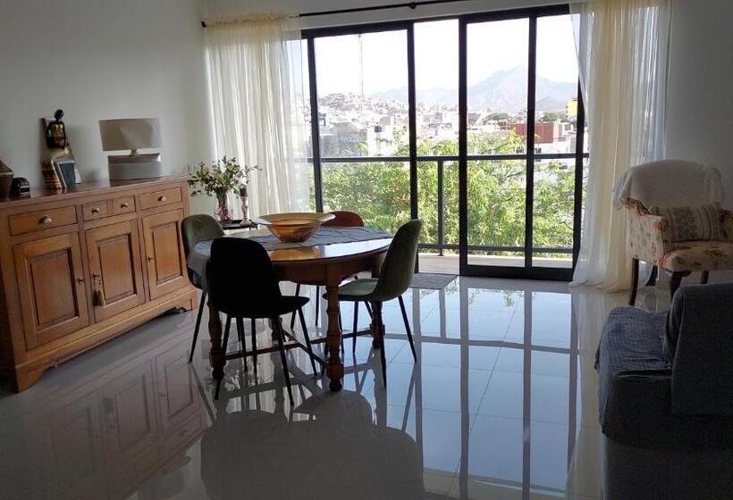 اتاق لوکس, Chez Alcinda