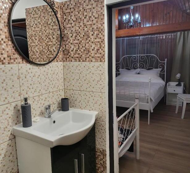 豪华三人间, Adac Boutique