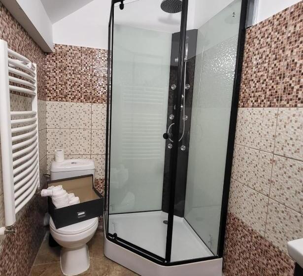 豪华三人间, Adac Boutique