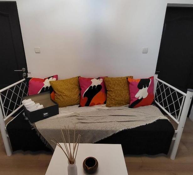 豪华三人间, Adac Boutique