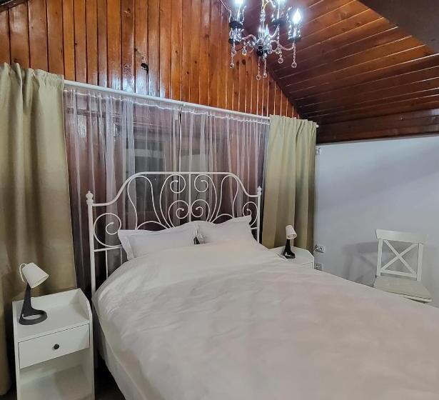 豪华三人间, Adac Boutique