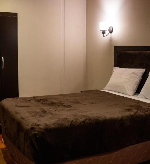 غرفة قياسية ثلاثية, California Urubamba