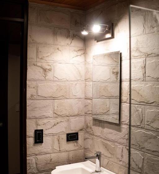 غرفة قياسية ثلاثية, California Urubamba