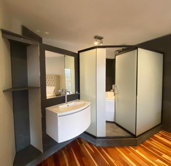 جناح, California Urubamba