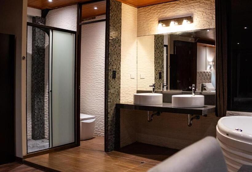 جناح ديلوكس, California Urubamba