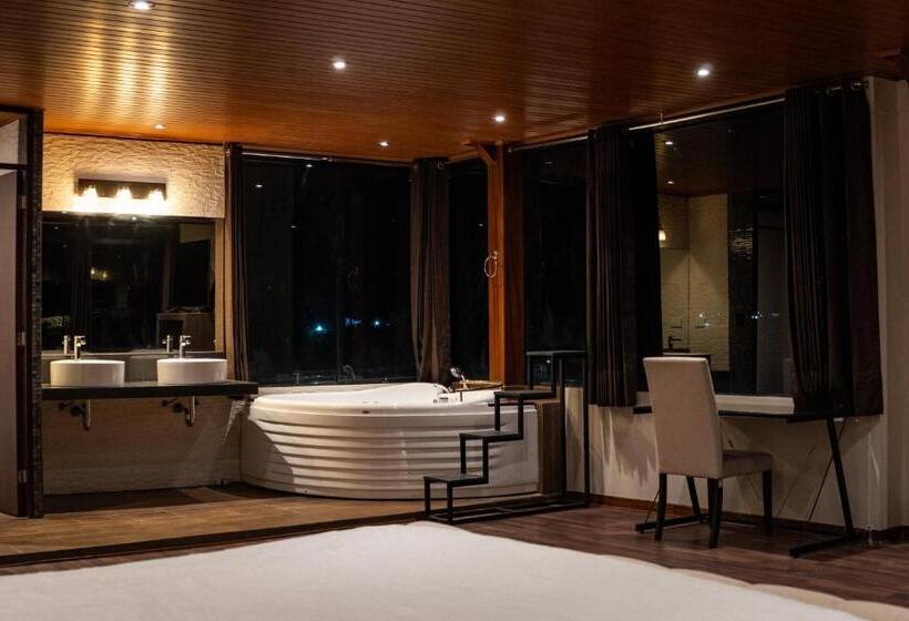 جناح ديلوكس, California Urubamba