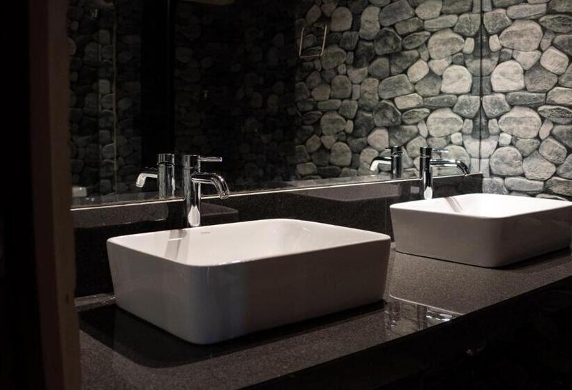 جناح ديلوكس, California Urubamba