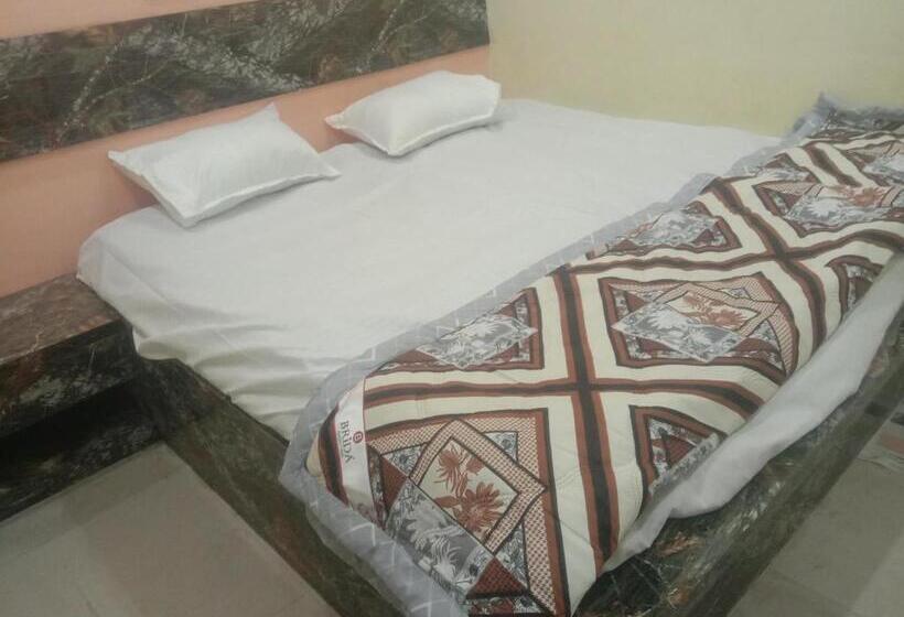 标准间, Girraj Sadan