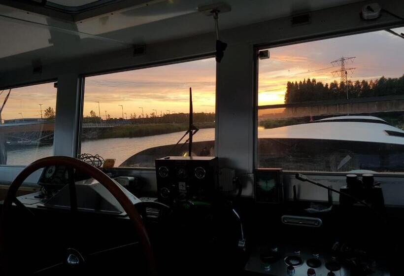 اتاق استاندارد چهار تخته, Whole Wheelhouse Euphrate Houseboat