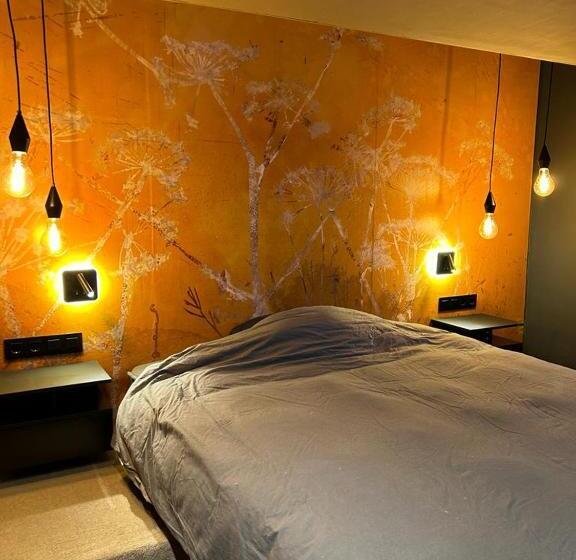 اتاق استاندارد چهار تخته, Whole Wheelhouse Euphrate Houseboat