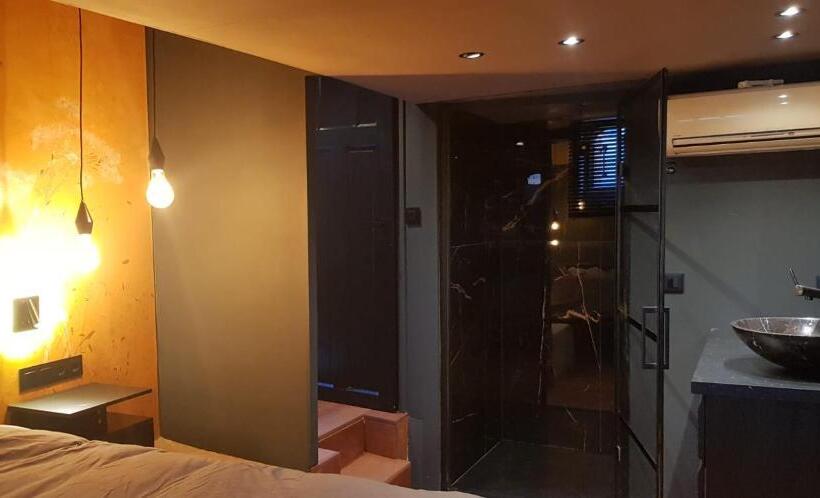 اتاق استاندارد چهار تخته, Whole Wheelhouse Euphrate Houseboat