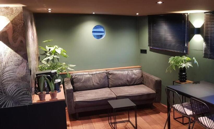 اتاق استاندارد چهار تخته, Whole Wheelhouse Euphrate Houseboat