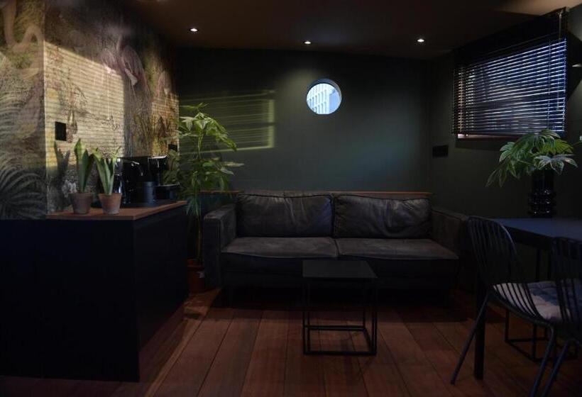 اتاق استاندارد چهار تخته, Whole Wheelhouse Euphrate Houseboat