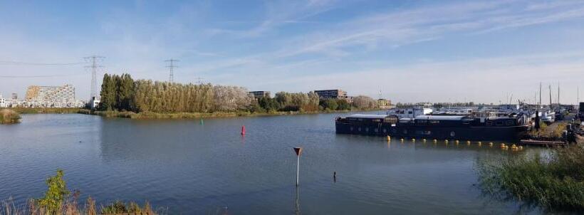 اتاق استاندارد چهار تخته, Whole Wheelhouse Euphrate Houseboat