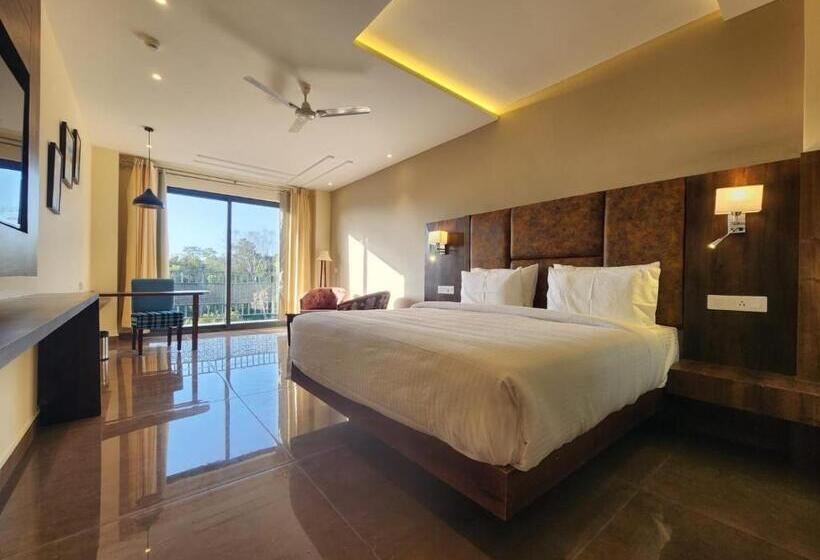 家庭间, Staycation Premium Riviera Resort Dharamshala A Riverside Resort With Balcony View