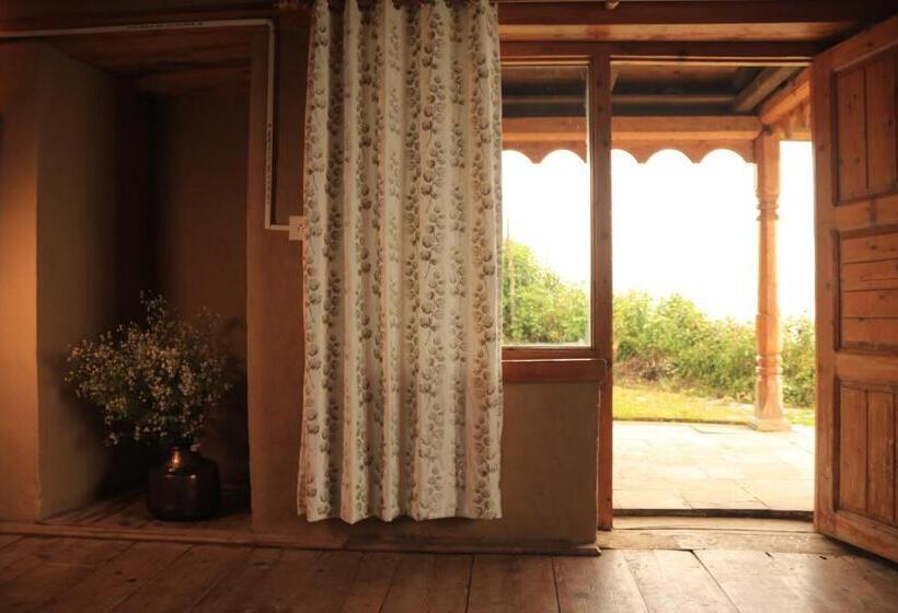 غرفة ديلوكس, The Goat Village