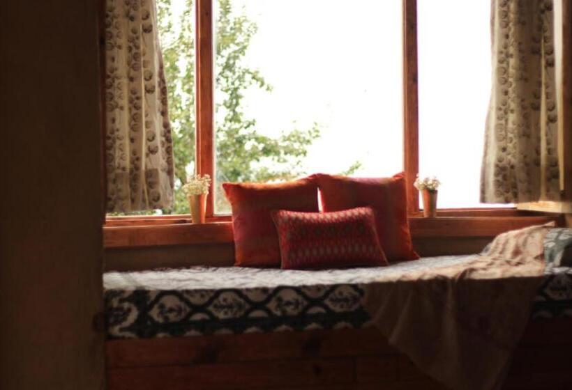 غرفة ديلوكس, The Goat Village