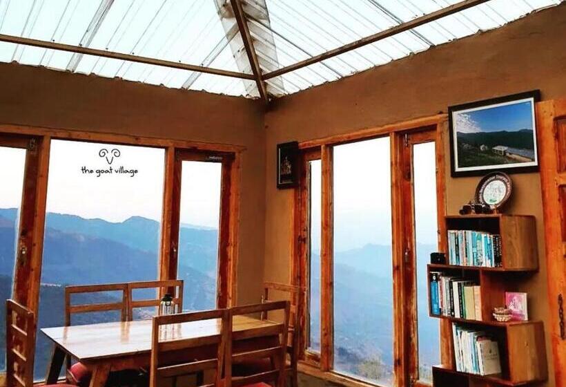 غرفة ديلوكس, The Goat Village