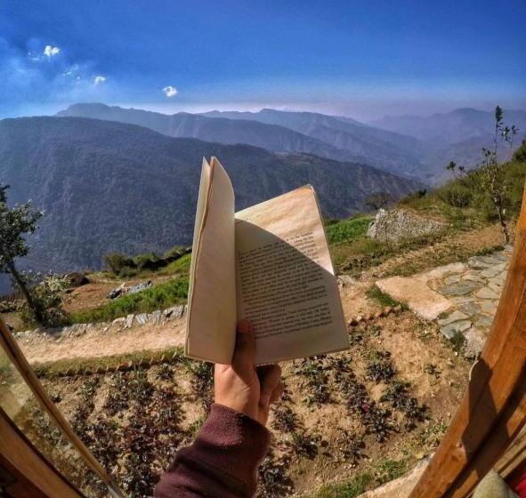 غرفة ديلوكس, The Goat Village