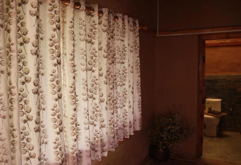 غرفة عائلية, The Goat Village